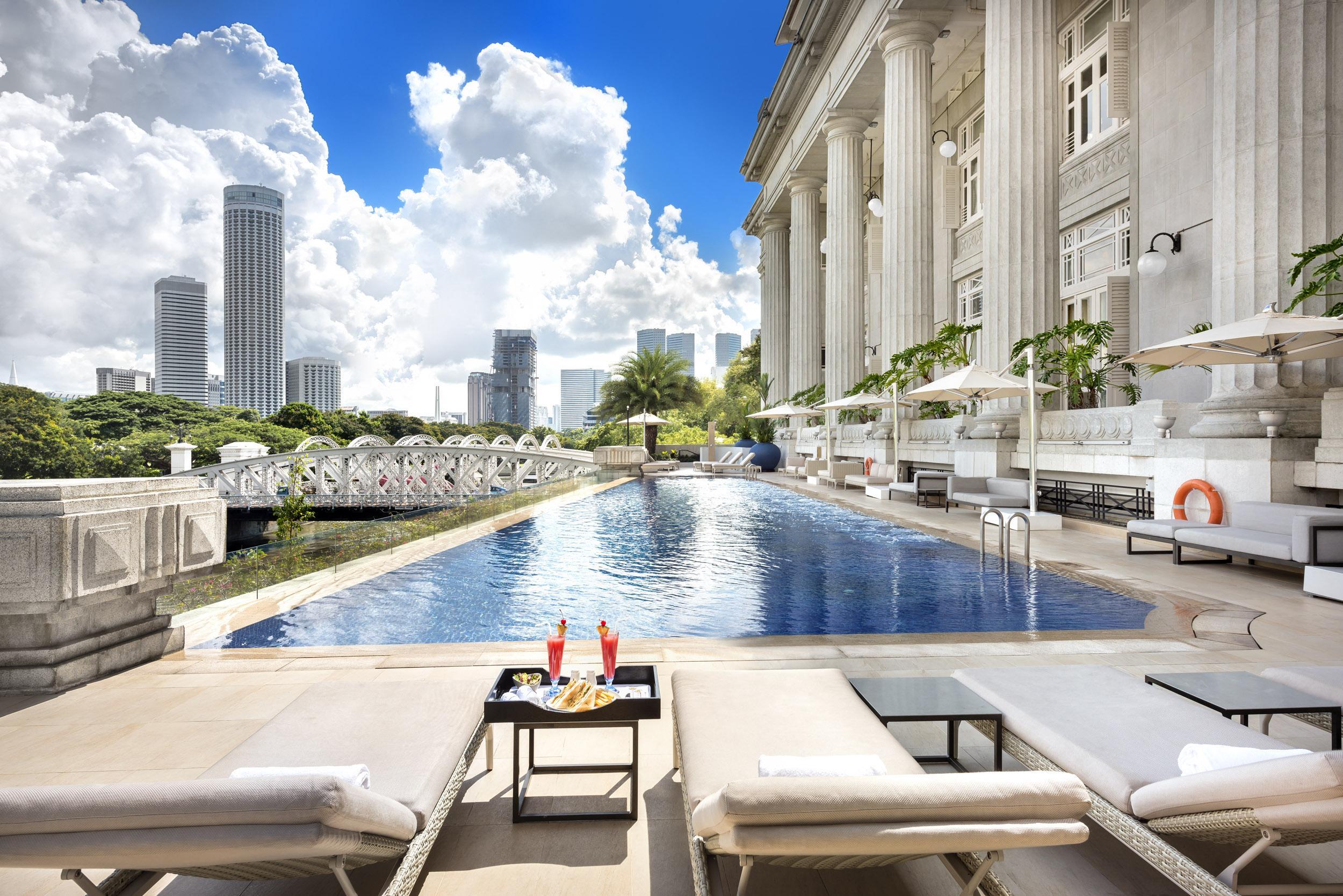 فندق ذا فولرتون سنغافورة المظهر الخارجي الصورة The pool at the Raffles Hotel Le Royal