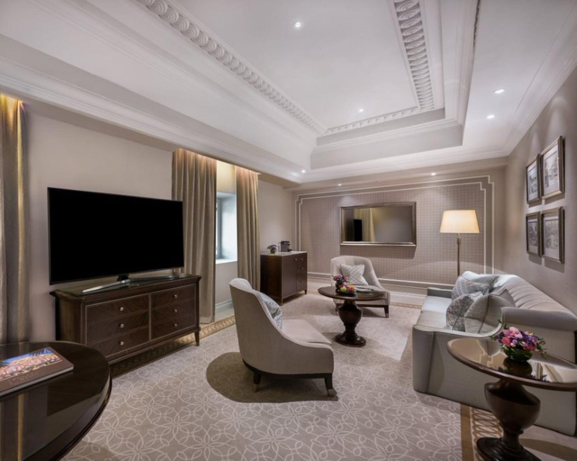 فندق ذا فولرتون سنغافورة المظهر الخارجي الصورة A living room in a suite at the Ritz-Carlton, Kuala Lumpur