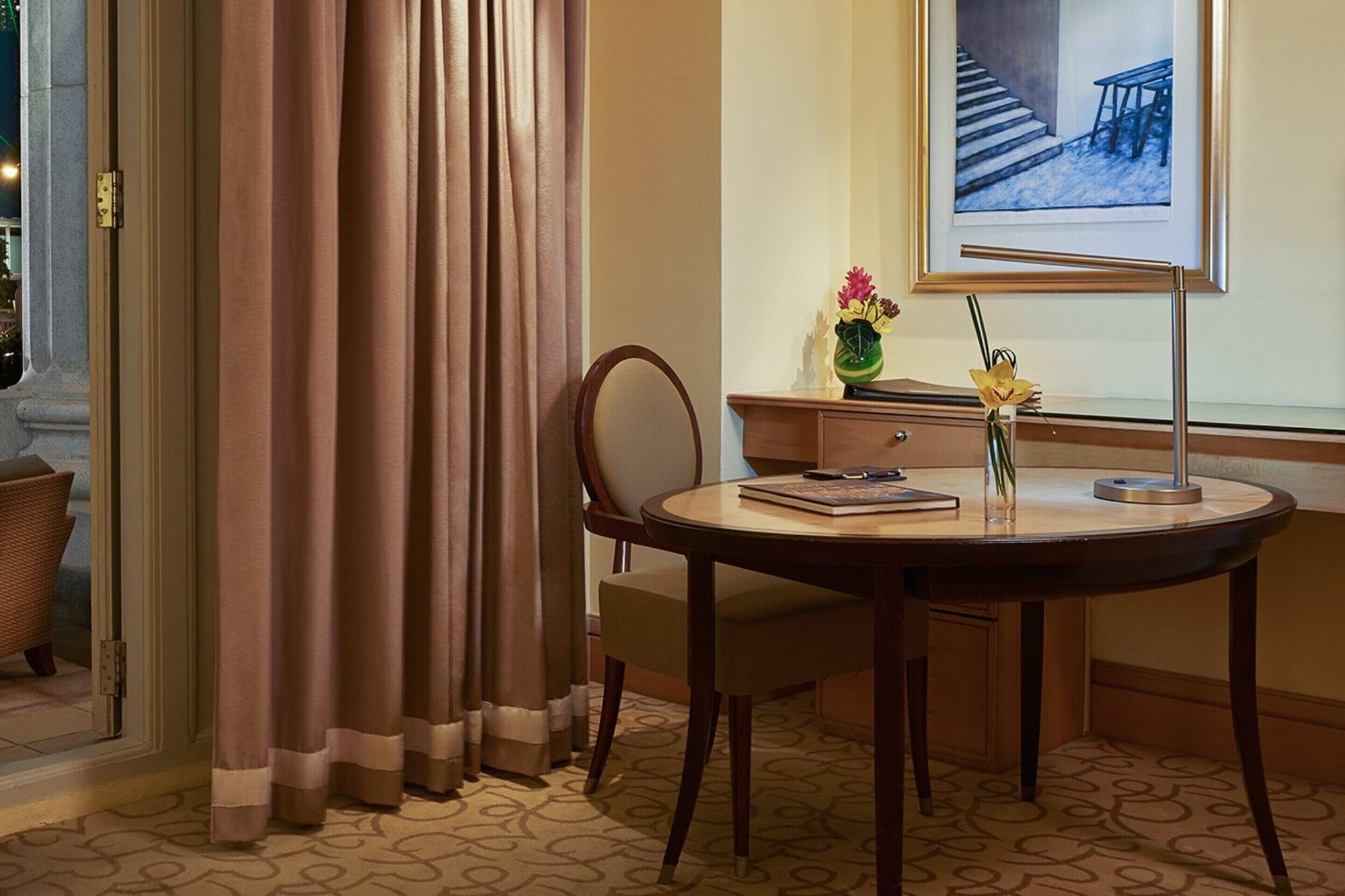 فندق ذا فولرتون سنغافورة المظهر الخارجي الصورة A room at the hotel