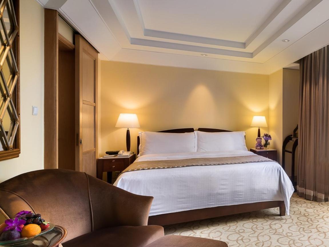 فندق ذا فولرتون سنغافورة المظهر الخارجي الصورة A bedroom at the Shangri-La Hotel, Kuala Lumpur