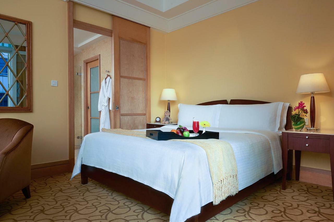 فندق ذا فولرتون سنغافورة المظهر الخارجي الصورة A bedroom at the Shangri-La Hotel, Kuala Lumpur
